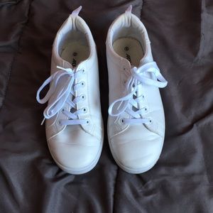 2/10$ Ardene white shoes